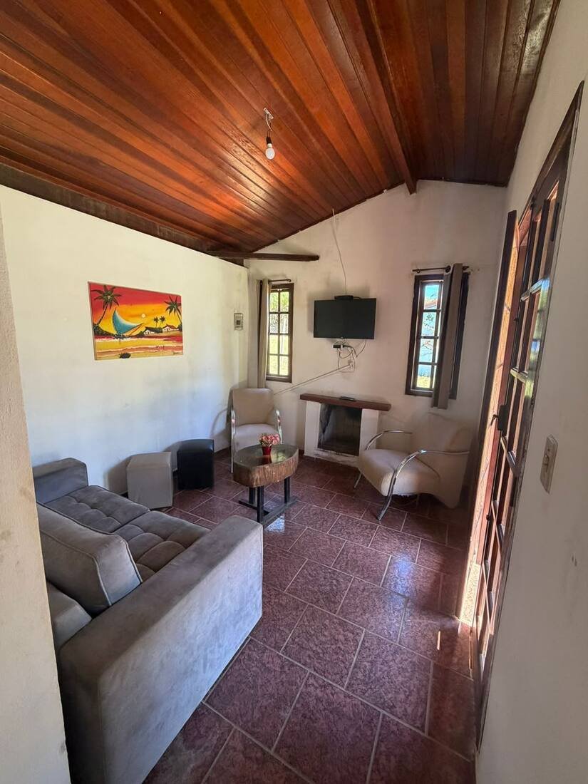 Sala do chalé com sofá e lareira