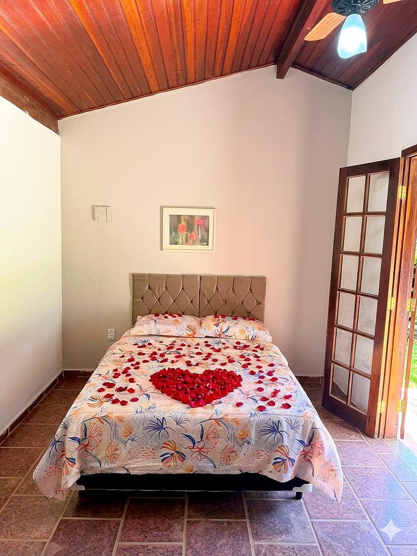 Cama de casal decorada com coração de pétalas