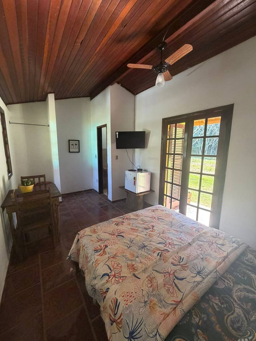 Suíte com frigobar e porta para o jardim