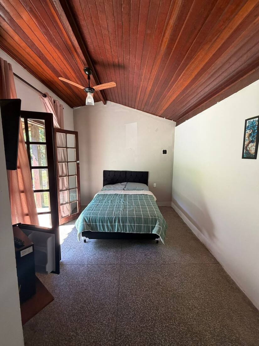 Suíte casal com porta aberta para o jardim