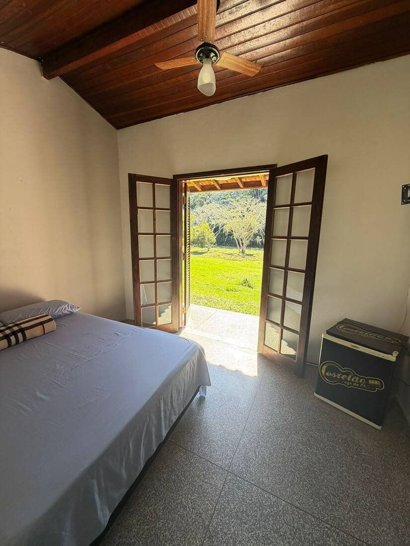 Quarto com porta aberta para a natureza